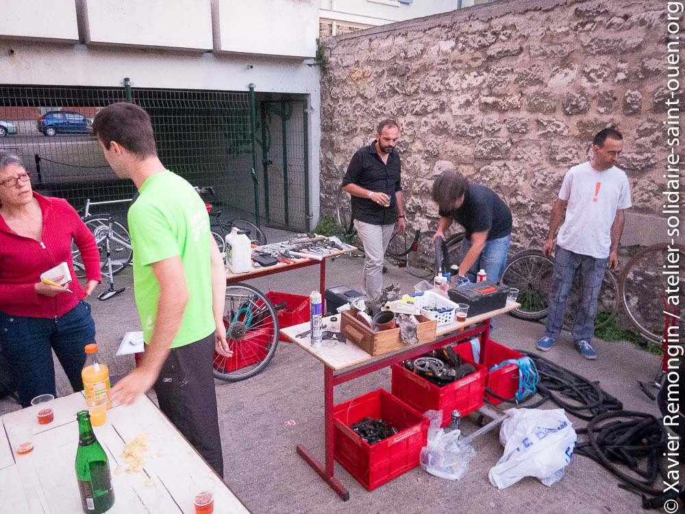 Atelier solidaire, démontage des vélos au foyer Cara le mardi 9 septembre 2014.